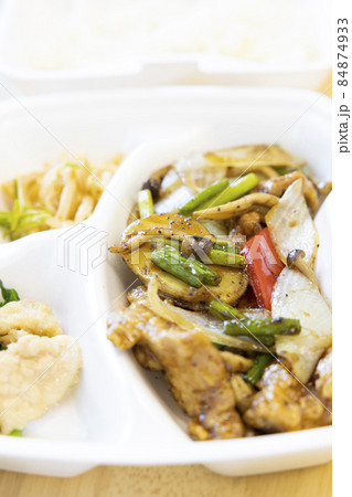 美味しいテイクアウトの中華肉野菜炒めとライス 84874933