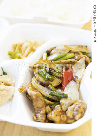 美味しいテイクアウトの中華肉野菜炒めとライス 84874935