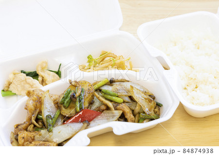 美味しいテイクアウトの中華肉野菜炒めとライス 美味しいテイクアウトの中華肉野菜炒めとライス 84874938