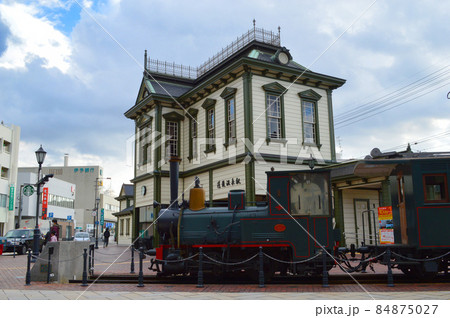 2021年12月の午後に訪れた松山市の道後温駅駅舎と坊っちゃん列車が絵に成る 84875027