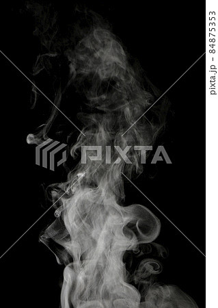 黒背景で撮影した湯気、蒸気、水蒸気、煙、エアロゾル 84875353