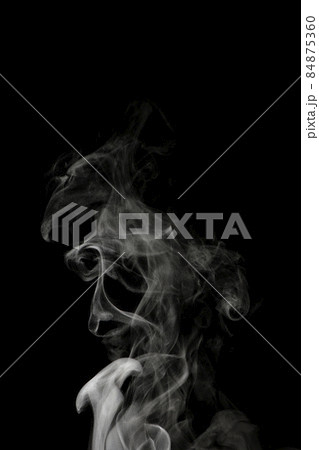 黒背景で撮影した湯気、蒸気、水蒸気、煙、エアロゾル 84875360