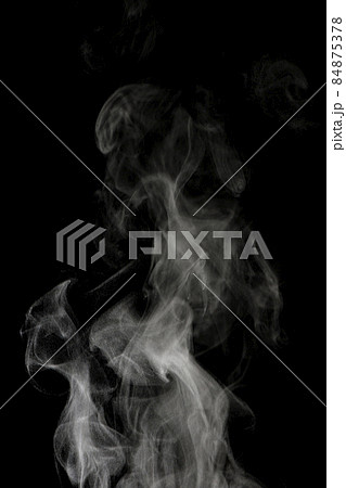 黒背景で撮影した湯気、蒸気、水蒸気、煙、エアロゾル 84875378