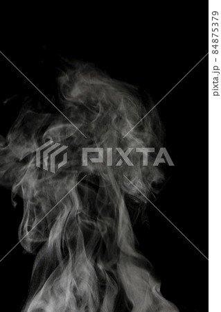 黒背景で撮影した湯気、蒸気、水蒸気、煙、エアロゾル 84875379