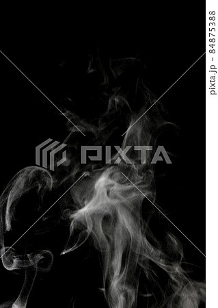 黒背景で撮影した湯気、蒸気、水蒸気、煙、エアロゾル 84875388