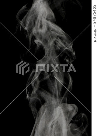 黒背景で撮影した湯気、蒸気、水蒸気、煙、エアロゾル 84875405
