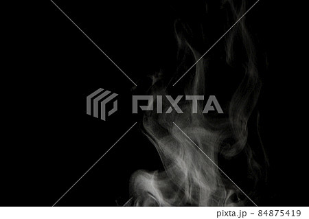 黒背景で撮影した湯気、蒸気、水蒸気、煙、エアロゾル 黒背景で撮影した湯気、蒸気、水蒸気、煙、エアロゾル 84875419