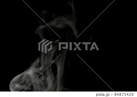 黒背景で撮影した湯気、蒸気、水蒸気、煙、エアロゾル 84875429