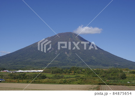 晴れた日の羊蹄山 84875654