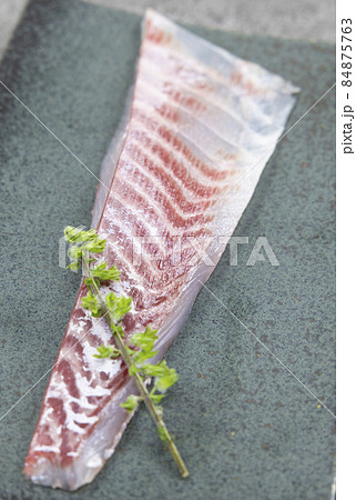 美味しいコショウダイの刺身 84875763