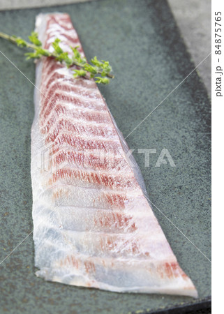 美味しいコショウダイの刺し身 84875765