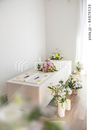 棺上花束を載せた木棺　自宅葬　直葬　シンプルな葬儀　イメージ 84876539