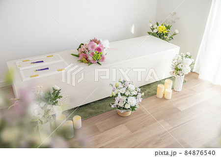 棺上花束を載せた木棺　自宅葬　直葬　シンプルな葬儀　イメージ 84876540