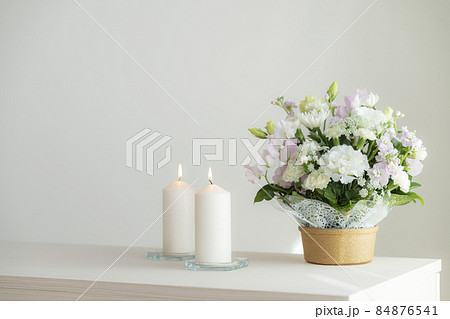フラワーアレンジメントとキャンドル　供花　イメージ 84876541