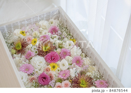 葬儀　お花入れ　別れ花　イメージ 84876544