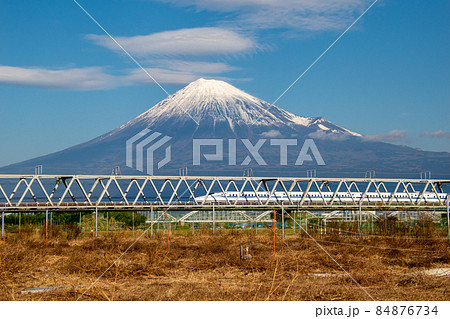 富士山をバックに富士川橋梁を通り抜ける東海道新幹線 84876734