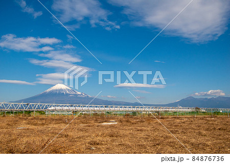 富士山をバックに富士川橋梁を通り抜ける東海道新幹線 84876736