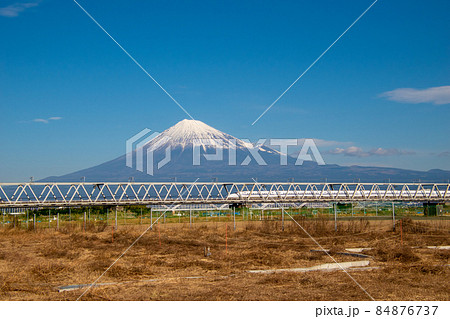富士山をバックに富士川橋梁を通り抜ける東海道新幹線 84876737