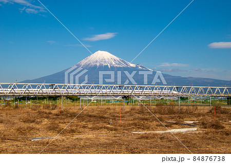 富士山をバックに富士川橋梁を通り抜ける東海道新幹線 富士山をバックに富士川橋梁を通り抜ける東海道新幹線 84876738