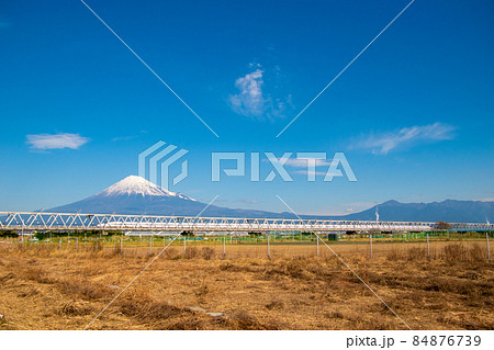 富士山をバックに富士川橋梁を通り抜ける東海道新幹線 84876739