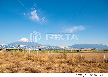 富士山をバックに富士川橋梁を通り抜ける東海道新幹線 84876742