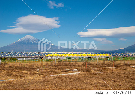富士山をバックに富士川橋梁を通り抜ける東海道新幹線 84876743