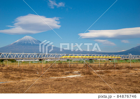 富士山をバックに富士川橋梁を通り抜ける東海道新幹線 84876746
