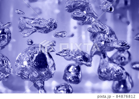 Drops and bubbles of mercury in water close-up. Trendy color of the year 2022. Dangerous chemical element, the scientific experience. Defocused image, motion blur 84876812