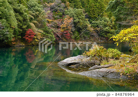 白丸湖の紅葉 84876964