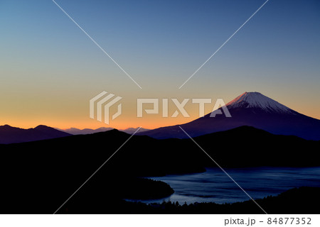 箱根大観山から富士山の夕景 箱根大観山から富士山の夕景 84877352
