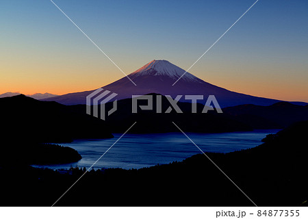 箱根大観山から富士山の夕景 84877355