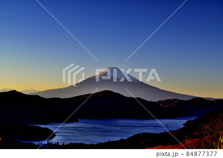 箱根大観山から富士山の夕景 84877377