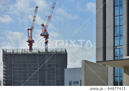 新築高層マンション タワークレーンの作業風景 新築高層マンション タワークレーンの作業風景 84877415
