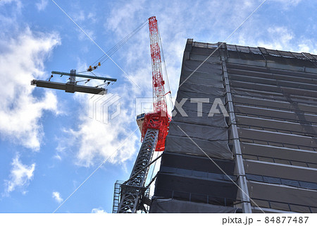 新築高層マンション タワークレーンの作業風景 新築高層マンション タワークレーンの作業風景 84877487