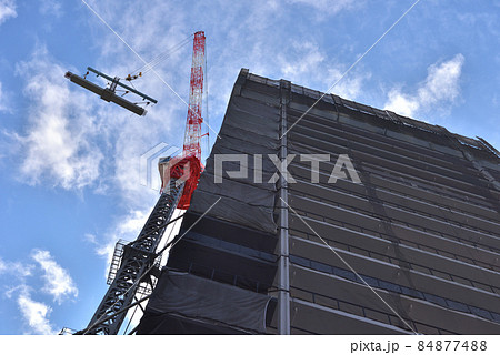 新築高層マンション タワークレーンの作業風景 新築高層マンション タワークレーンの作業風景 84877488