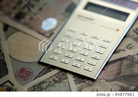 1万円札と電卓 84877661