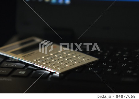 電卓とノートパソコン 84877668