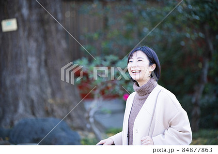 東京観光するかわいい女性 東京観光するかわいい女性 84877863