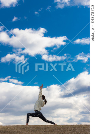 秋の公園でヨガを練習している女性ヨガインストラクター 秋の公園でヨガを練習している女性ヨガインストラクター 84878718