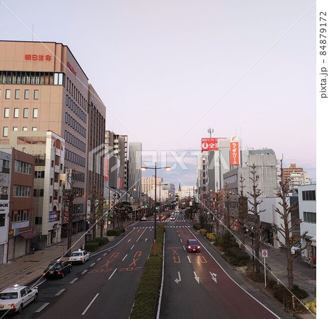 冬の晴れた朝の空と駅前の街並み(久留米) 冬の晴れた朝の空と駅前の街並み(久留米) 84879172