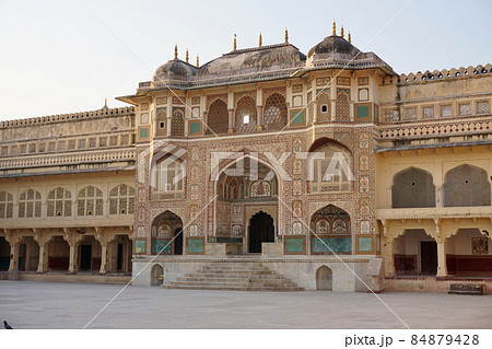 早朝のアグラ城の様子 84879428
