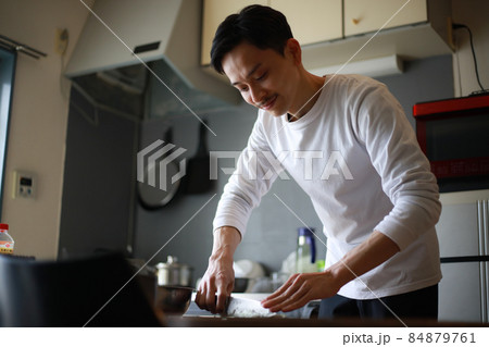 料理する男性 料理する男性 84879761