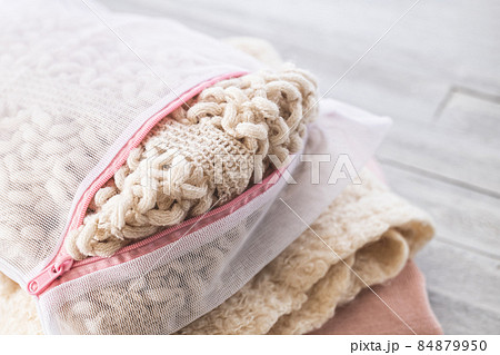 ニットやセーターの洗濯　冬物衣類の洗濯イメージ素材　 84879950