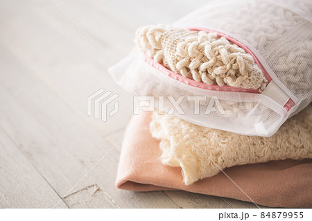 ニットやセーターの洗濯　冬物衣類の洗濯イメージ素材 84879955