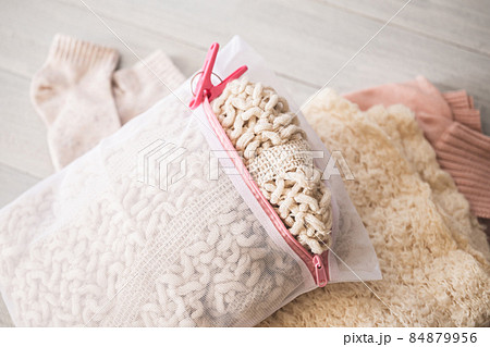 ニットやセーターの洗濯　冬物衣類の洗濯イメージ素材 84879956