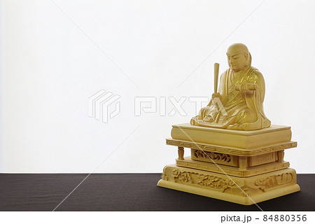 日蓮聖人の仏像白バックコピースペース2 日蓮聖人の仏像白バックコピースペース2 84880356