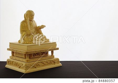 日蓮聖人の仏像白バックコピースペース3 84880357