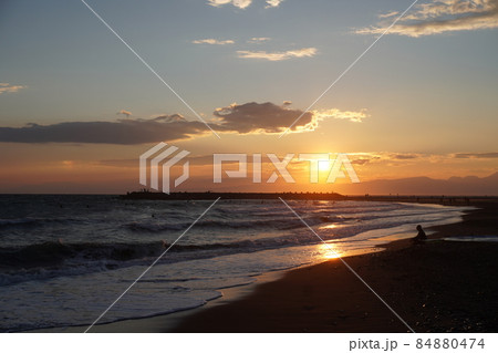 茅ヶ崎海岸　冬の夕暮れ時　 84880474