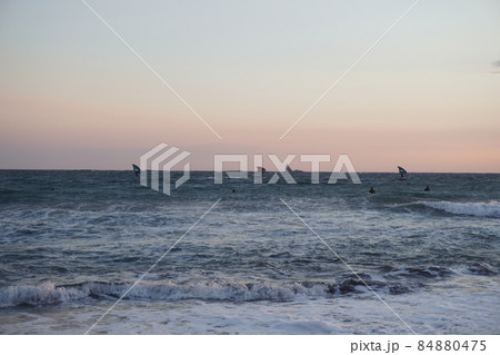 茅ヶ崎海岸　冬の夕暮れ時のエボシ岩　 84880475