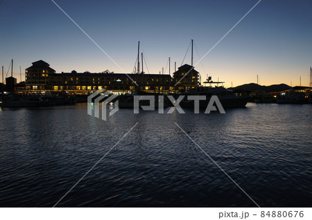 ケアンズの港 84880676